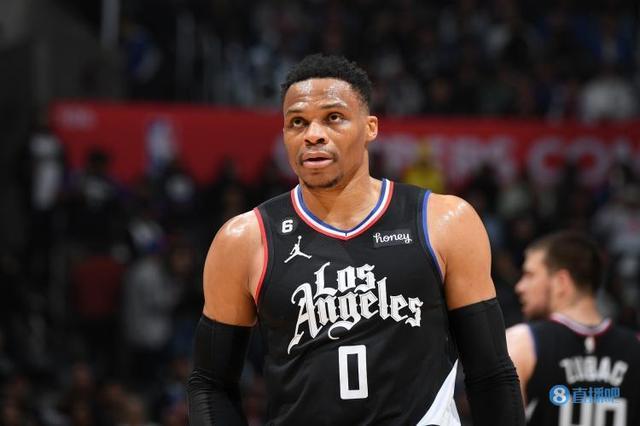 都体：道格拉斯-路易斯受伤下场，让他符合买断条款更加困难（都体：道格拉斯-路易斯伤退，满足买断条款的难度上升）