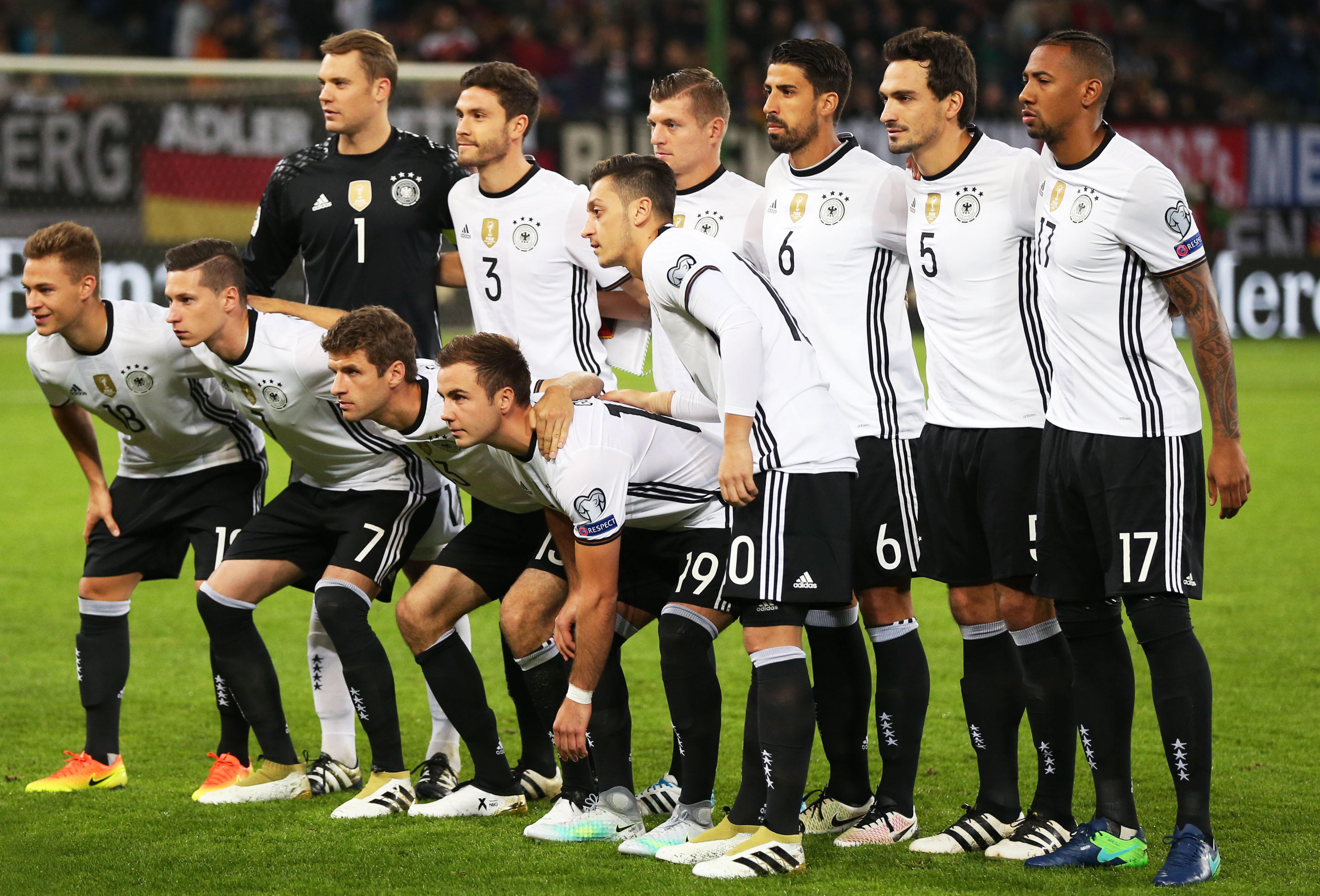 33岁孙兴慜自宣离队，10年热刺生涯收获英超金靴+欧联杯冠军（33岁孙兴慜宣布离开热刺，十年征战收获英超金靴与欧联杯桂冠）