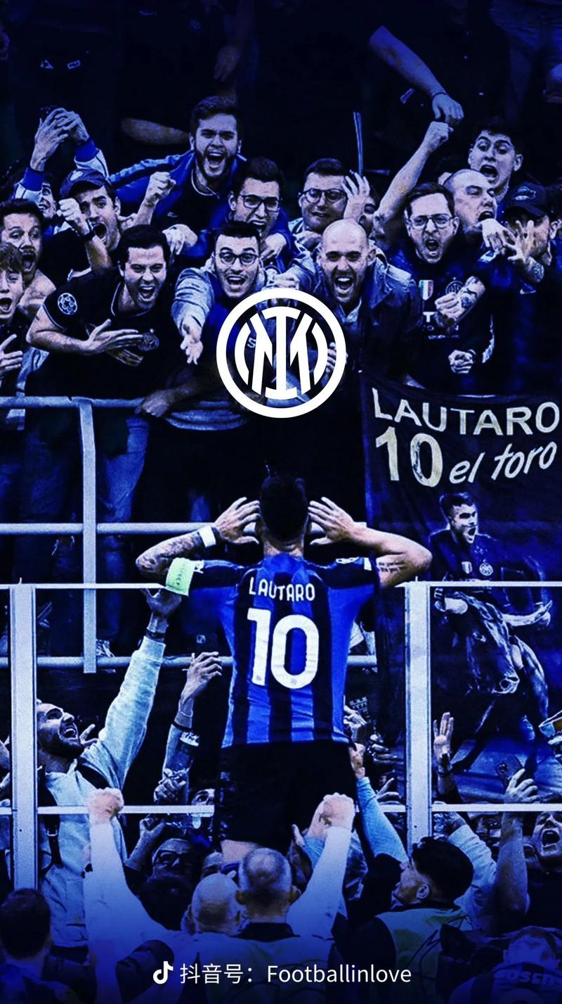 “罗马队友基情互动”，德罗西赛后新闻发布会被哲科亲吻