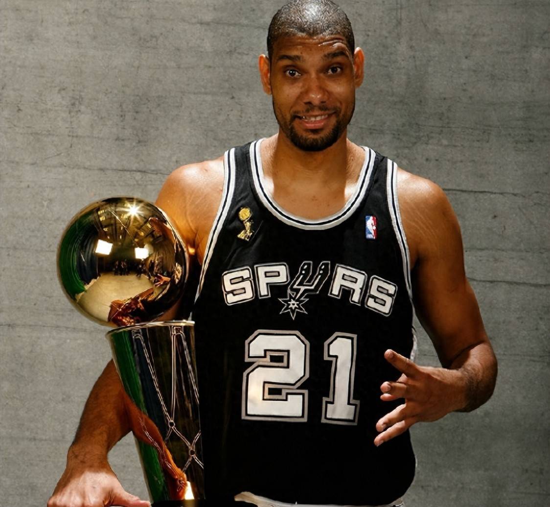 ESPN：曼联重点关注边翼卫引援，并且有7名中场目标（ESPN称曼联优先补强边翼卫，锁定7位中场候选）