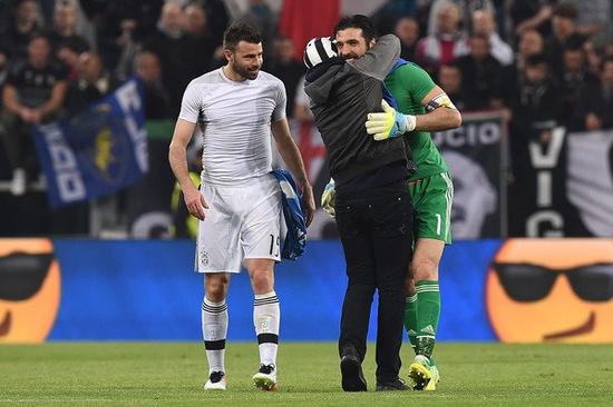 过去6场32+8+8！哈登三节空砍31+5+8，快船28分惨败，近10场仅1胜（近6战场均32+8+8！哈登三节轰31+5+8仍无力回天，快船惨负28分，近10场仅1胜）