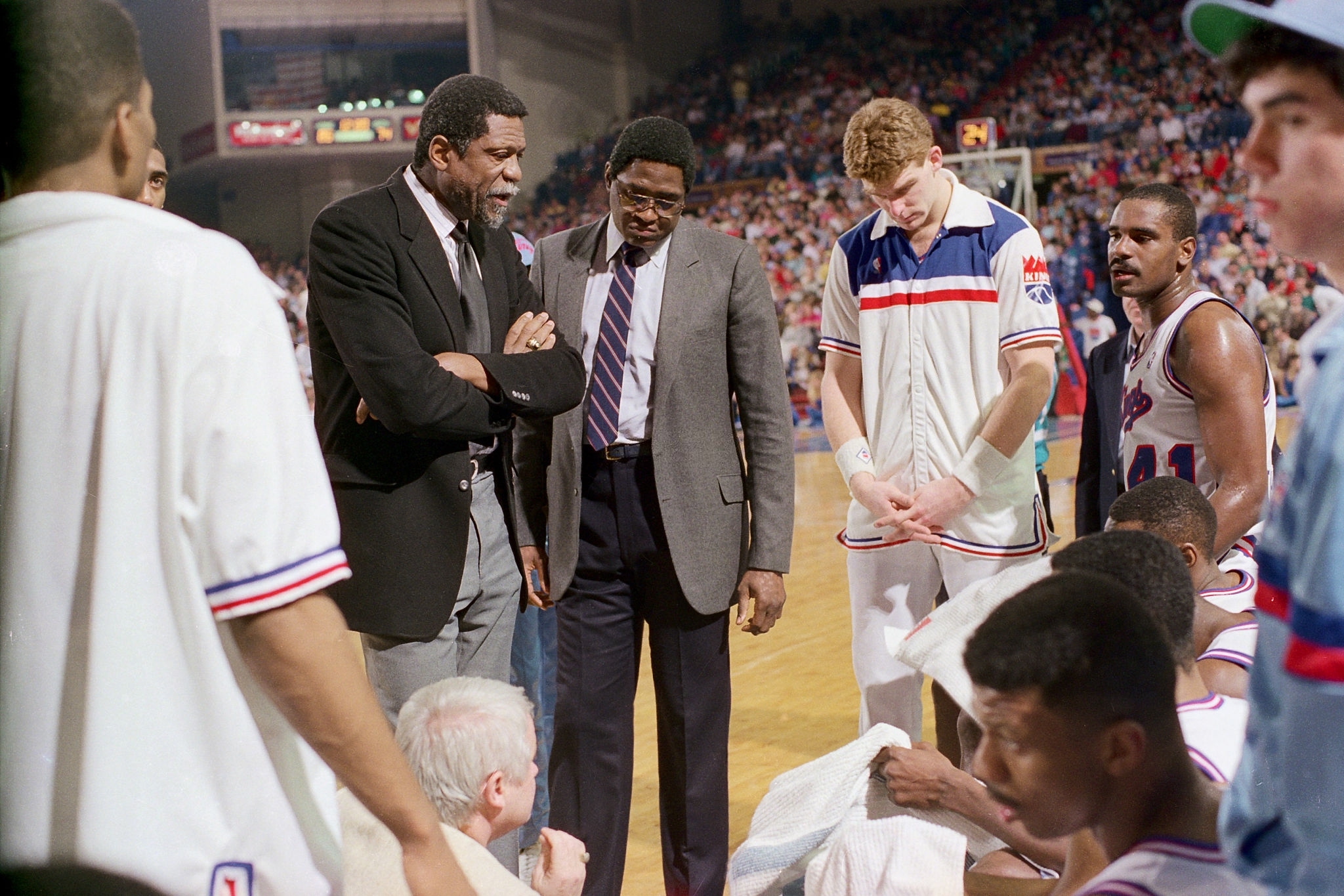 西甲：皇马客场2-2战平比利亚雷亚尔（西甲联赛：皇马客战比利亚雷亚尔2-2收场）