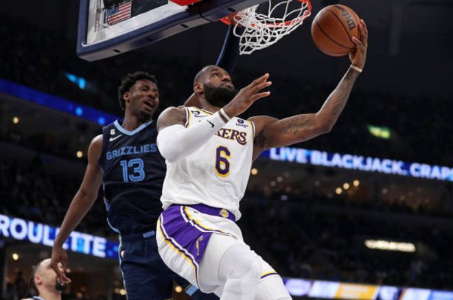 佩工：皮球先打在球员身上再弹到手上，裁判硬造了一个点球（佩工：球先中身体再碰手臂，主裁强行判点球）