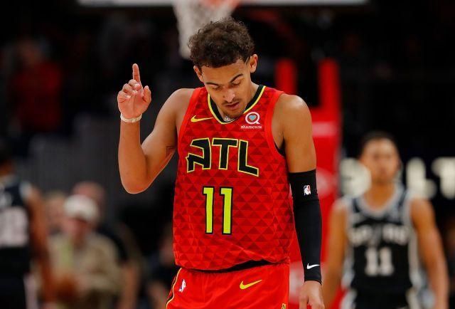 镜头语言，阿诺德上场镜头给到一位利物浦球迷亲吻队徽（阿诺德登场瞬间，镜头捕捉利物浦球迷亲吻队徽）