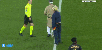 每体：拉菲尼亚对身边人表态，不拿到欧冠就不离开巴萨（每体：拉菲尼亚告知身边人，未夺欧冠前不考虑离开巴萨）